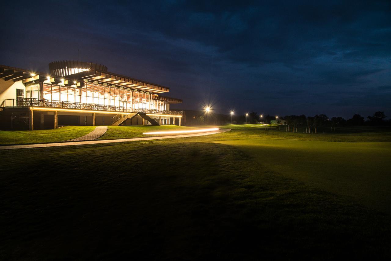 Theodora Golf Club Hotel Alba Iulia Exterior photo