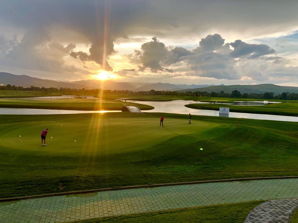 Theodora Golf Club Hotel Alba Iulia Exterior photo